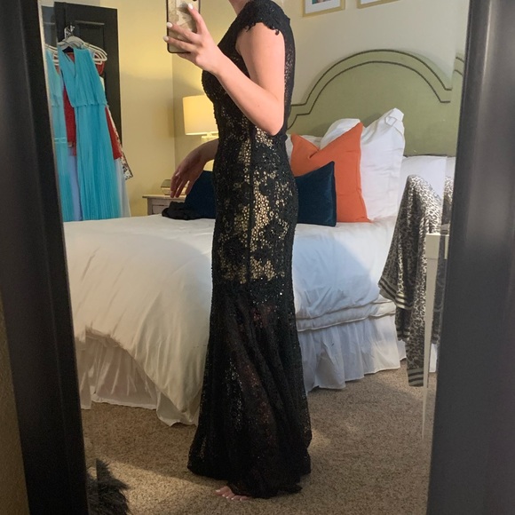 Woman’s dress - Picture 3 of 3